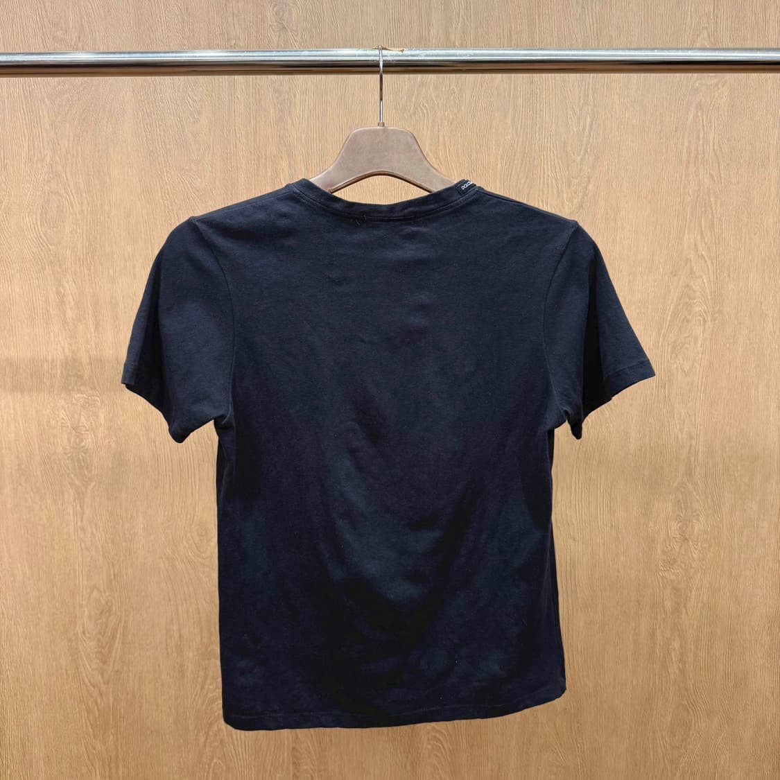 돌체앤가바나 브이넥 반팔 티셔츠 메탈 로고 패치 디테일 블랙 상품이미지3