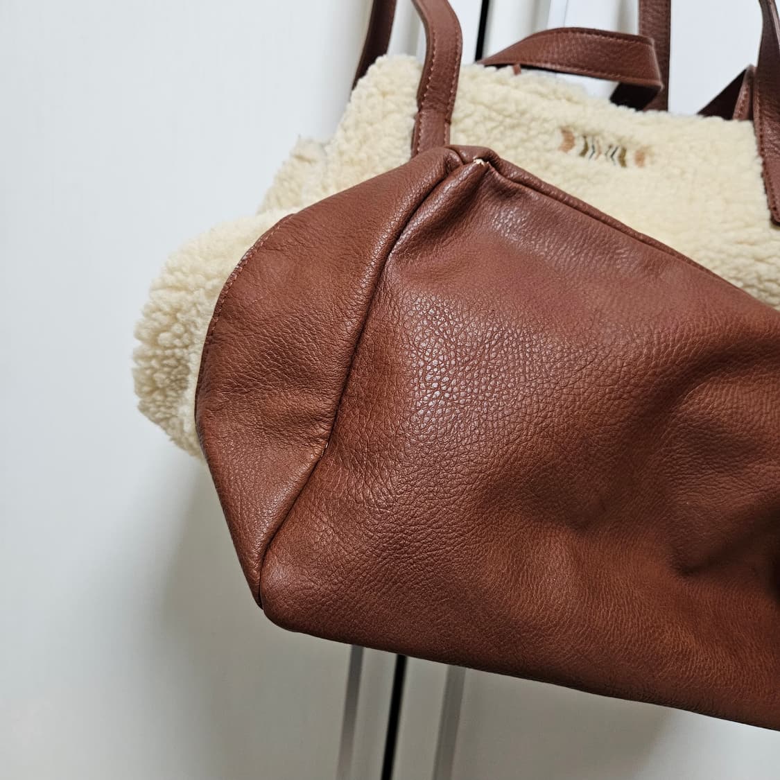 써스데이아일랜드 양털 숄더백  모리걸 가방 희귀 상품이미지5