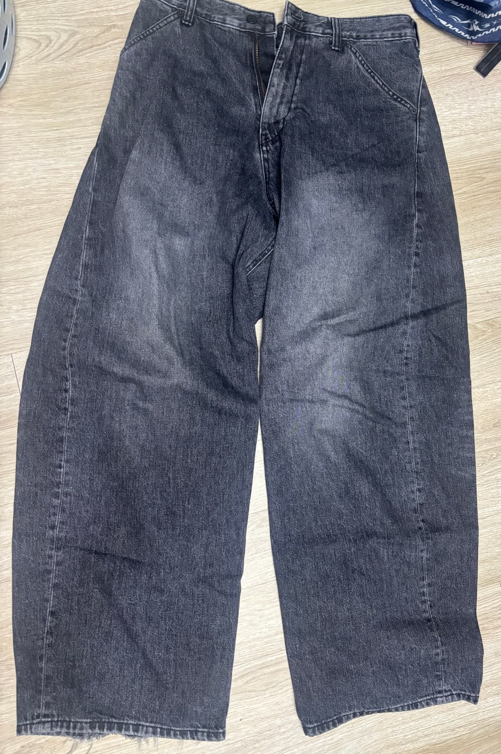 해칭룸 와이드 커브진 워시드 블랙 판매합니다. 상품이미지3