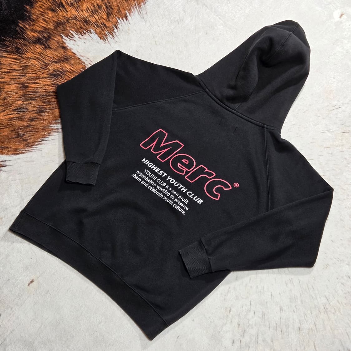 어커버 블랙 후드티 상품이미지1