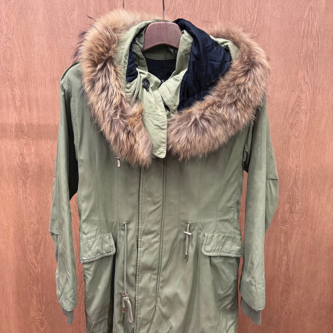 막스앤코 롱 야상 점퍼 퍼 트리밍 후드 드로우 스트링 디테일 카키 상품이미지4