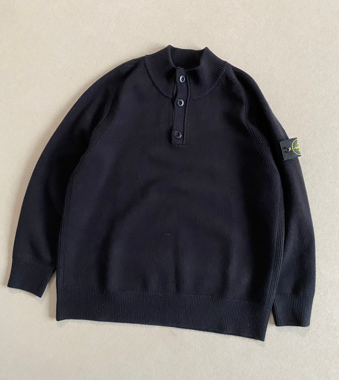 스톤 아일랜드 반버튼 폴라 니트 풀오버 상품이미지1