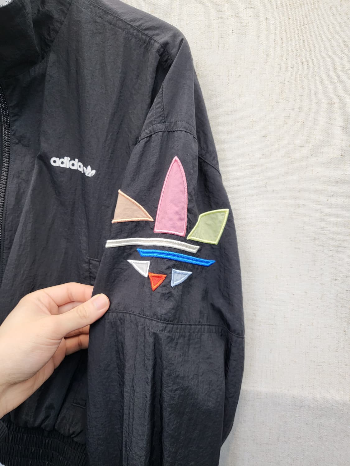 아디다스 블랙 크롭 윈드브레이커 상품이미지4