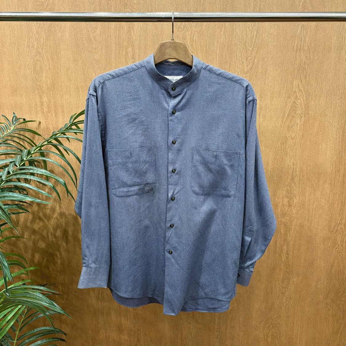 입생로랑 헨리넥 긴팔 스트라이프 셔츠 투 포켓 디테일 레귤러핏 블루 상품이미지1