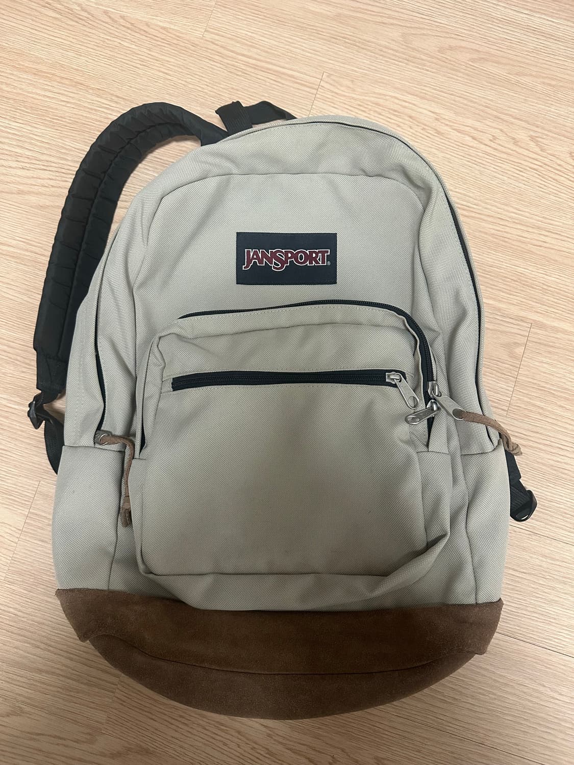 잔스포츠 라이트백 백팩 베이지 색상입니다 사진처럼 상태 좋으며 눈에띄는  상품이미지1