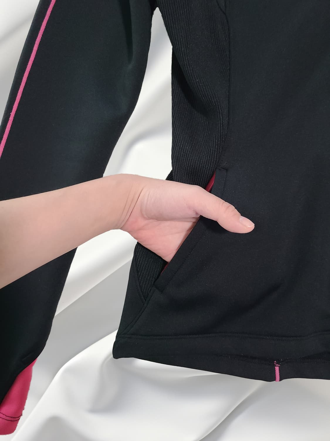 [Le Coq SPORTIF ] 블랙/핫핑크 슬림핏 트레이닝복 집업 상품이미지3