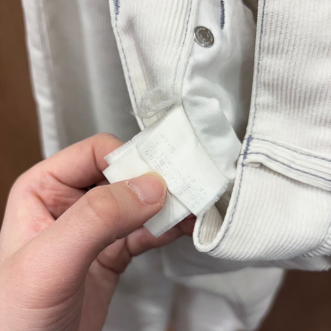 버버리 블랙 라벨 스트레이트 팬츠 골덴 스티치 가죽 패치 디테일 화이트 상품이미지9