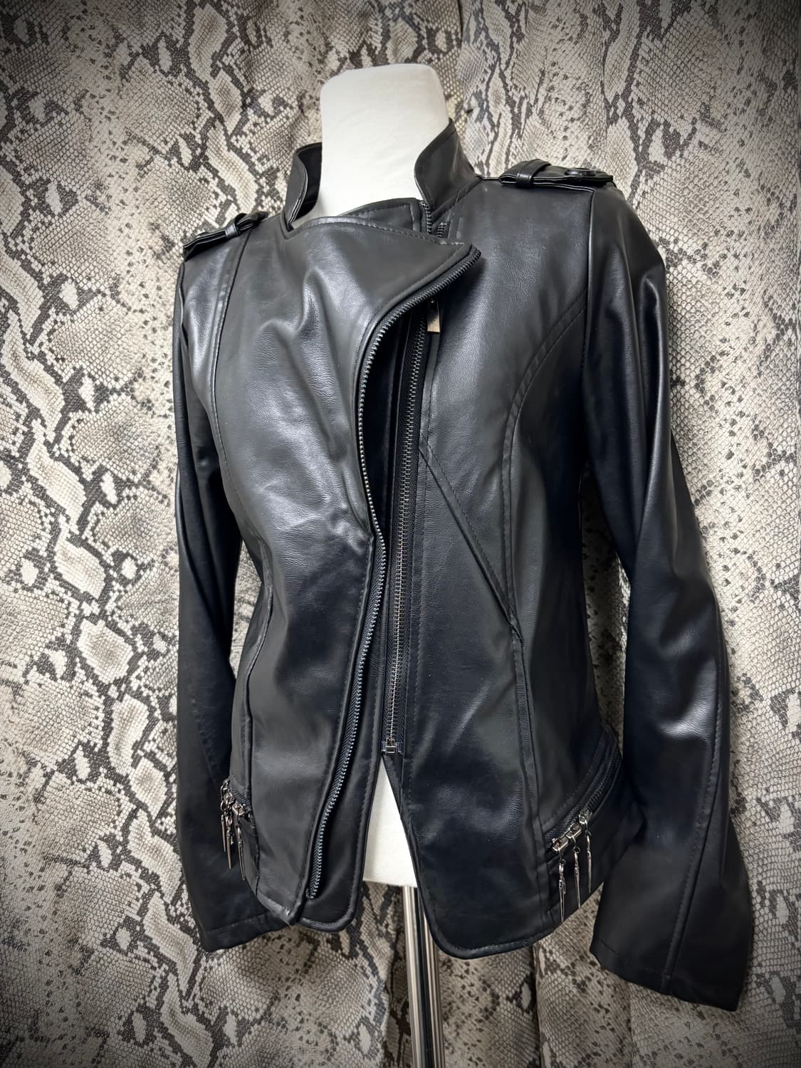 V-Kei Draped Fake Leather 2-Zip Detail J 상품이미지3