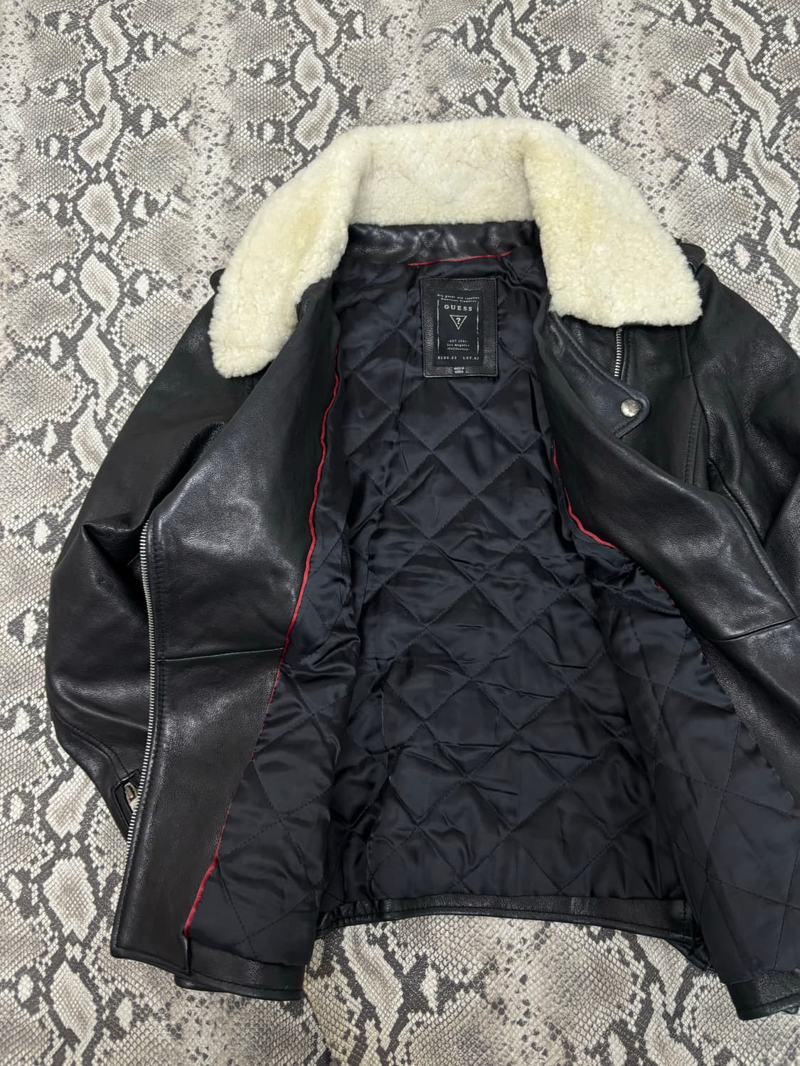 [GUESS] Sheep Fur&Leather Buckle Detail  상품이미지5
