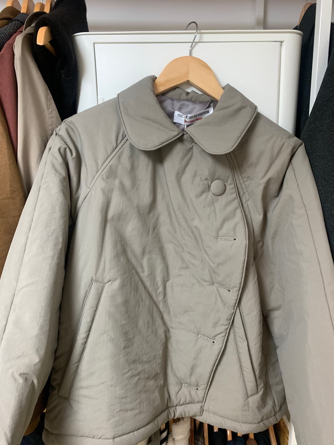 더뮤지엄비지터 언밸런스 퍼프 자켓 베이지 상품이미지1