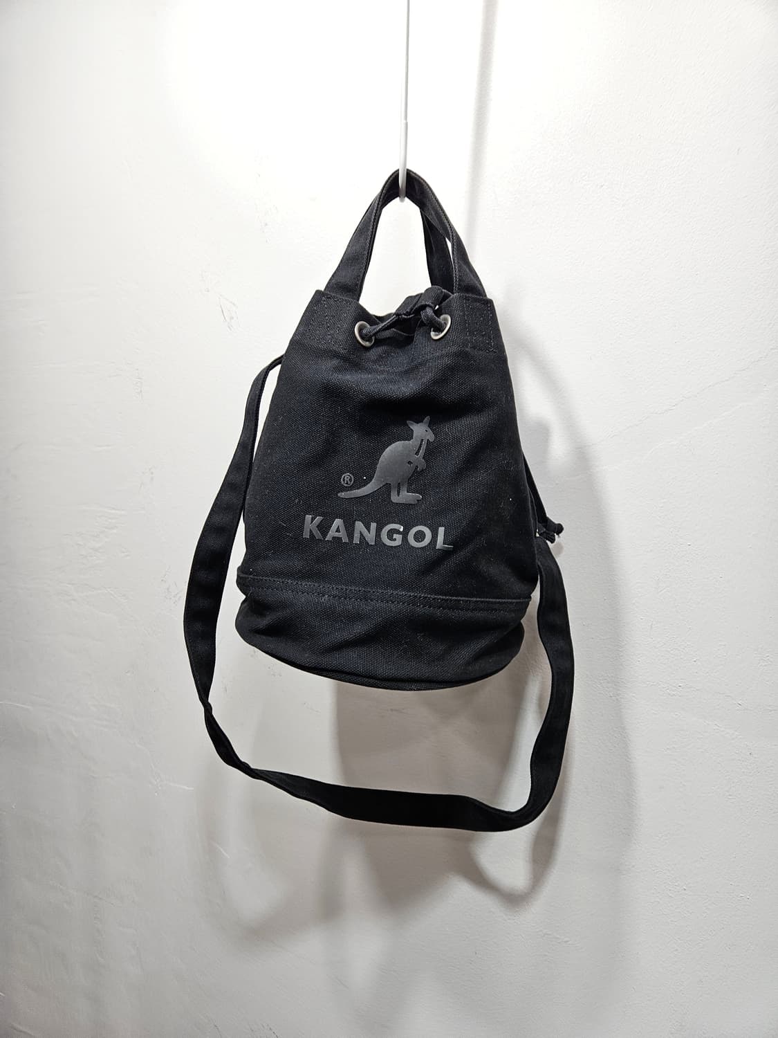 캉골(KANGOL) 드로우 스트링 버킷백 블랙  상품이미지1