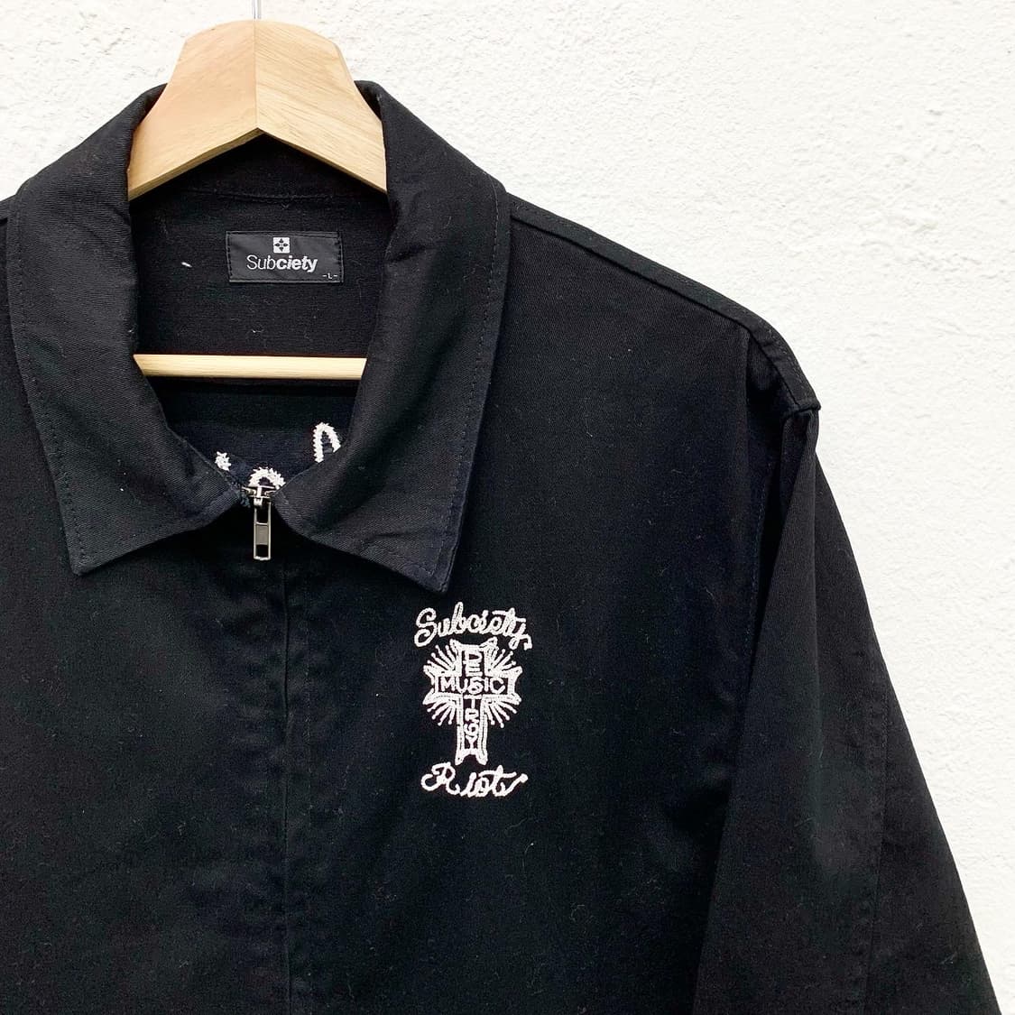 서브사이어티 블랙 레터링 십자가 자수 워크 자켓 상품이미지3