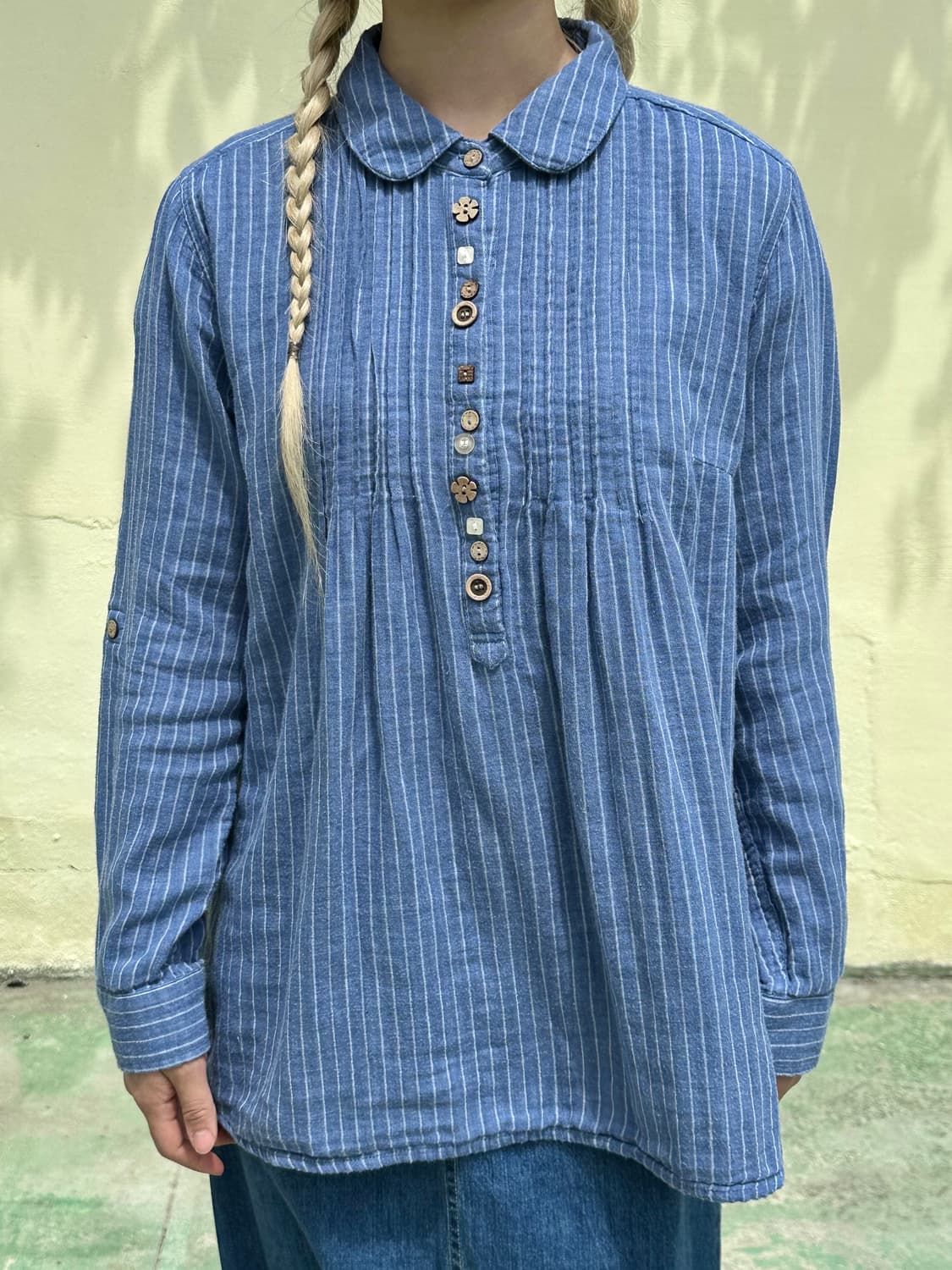 스트라이프 우드버튼 블라우스 상품이미지2