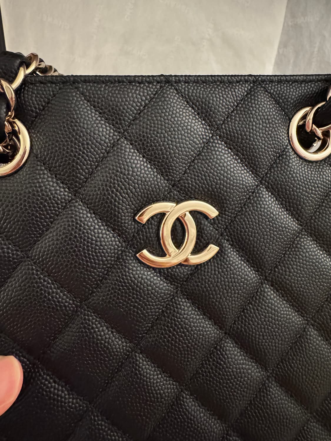 CHANEL 샤넬 클래식 캐비어 미니 버킷백 블랙 금장 상품이미지10