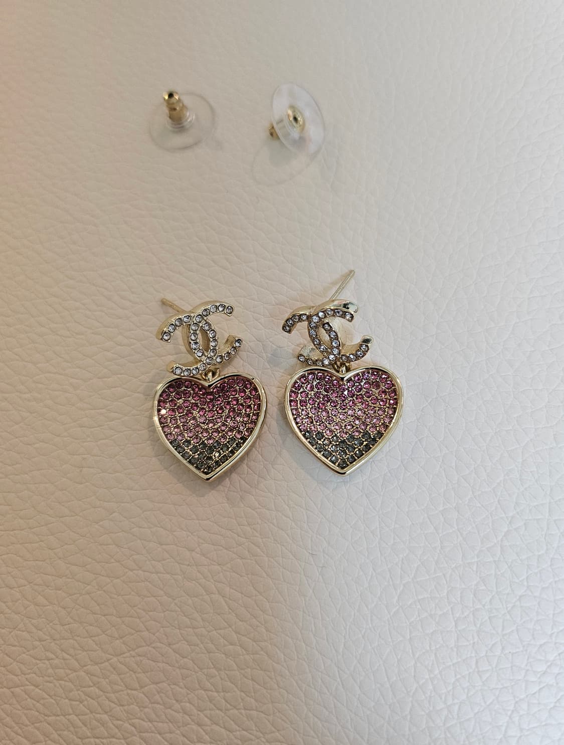 샤넬 업사이클링 하트 큐빅 드롭 귀걸이 상품이미지3