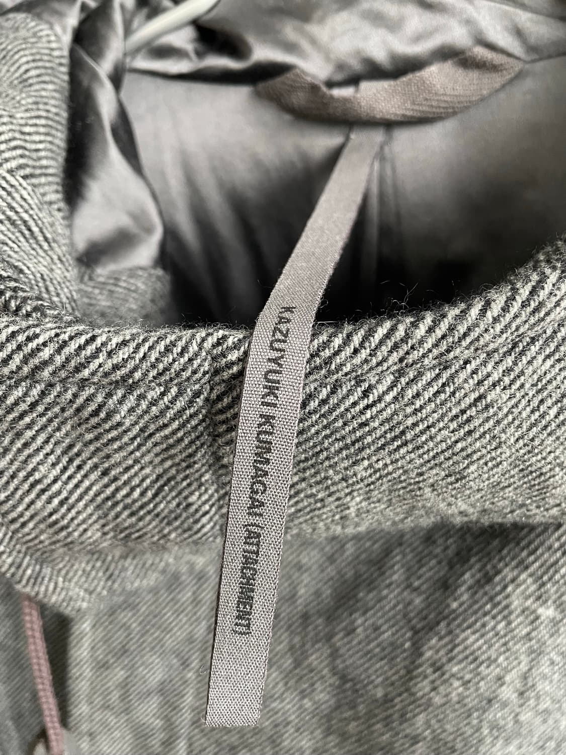 카즈유키쿠마가이 비대칭 하이넥 코트 상품이미지4