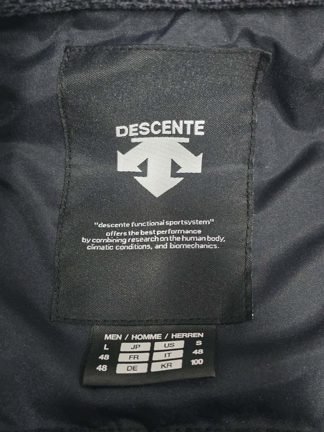 데상트 블랙/레드 패딩 점퍼 상품이미지6