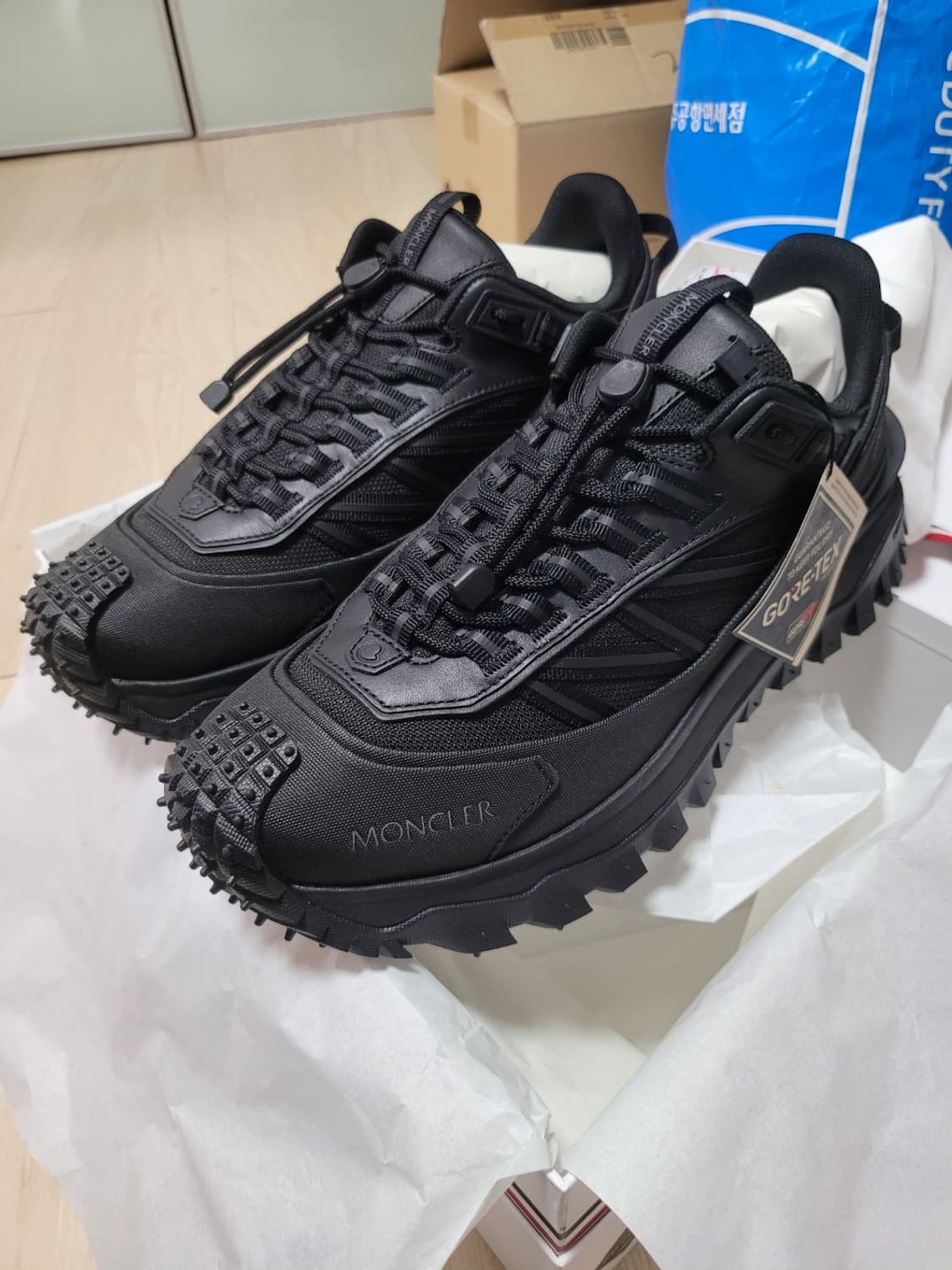 밤을 닮은 무적의 블랙, 몽클레르 트레일그립 GTX 블랙 상품이미지1