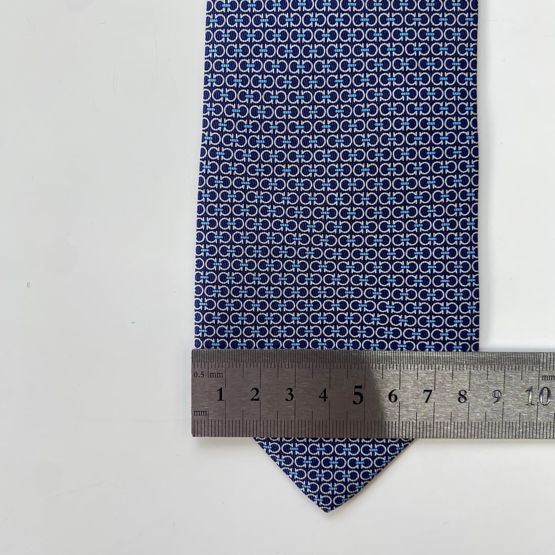 새상품급 신형 페레가모(Ferragamo) 모노그램 정품넥타이8.2cm 상품이미지8