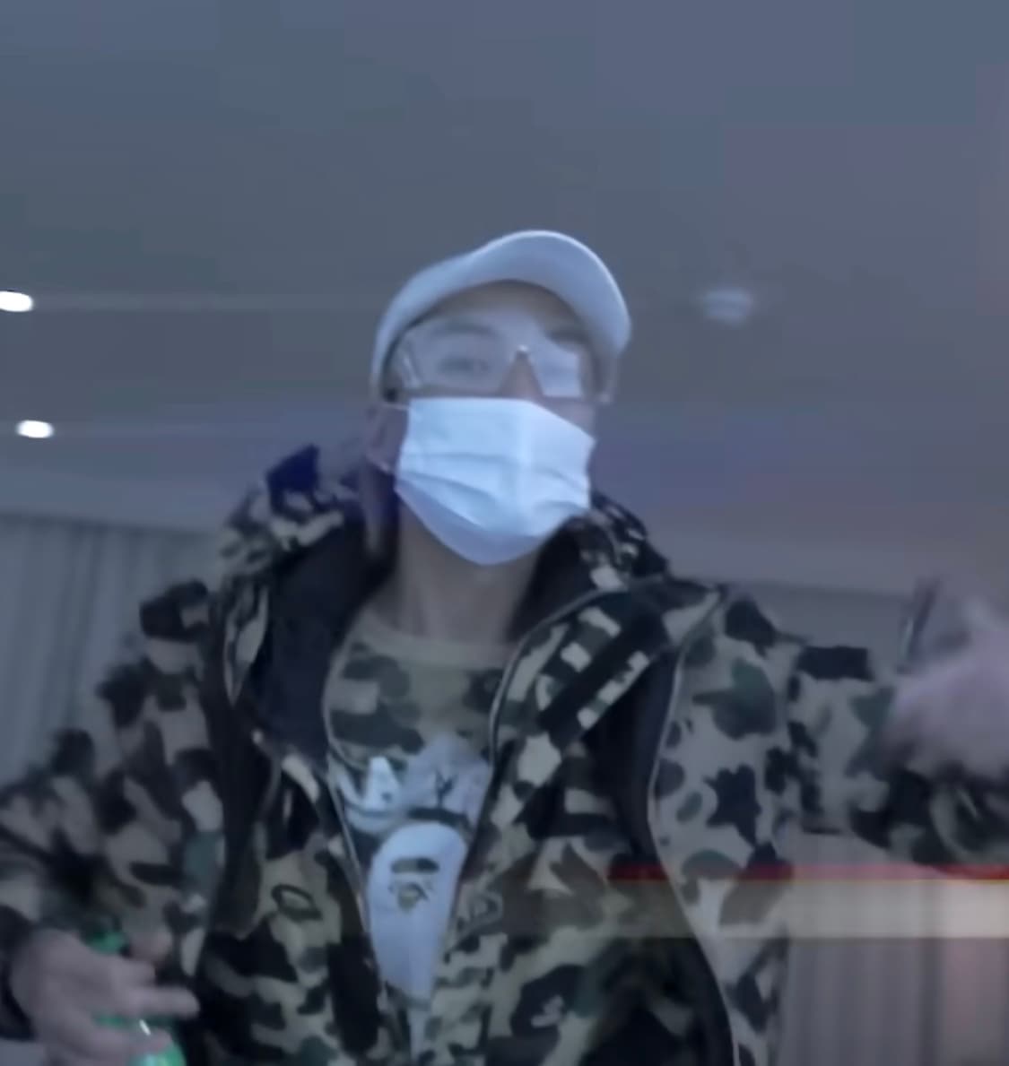 og bape x kaws 크레이지 카모 티셔츠 상품이미지1