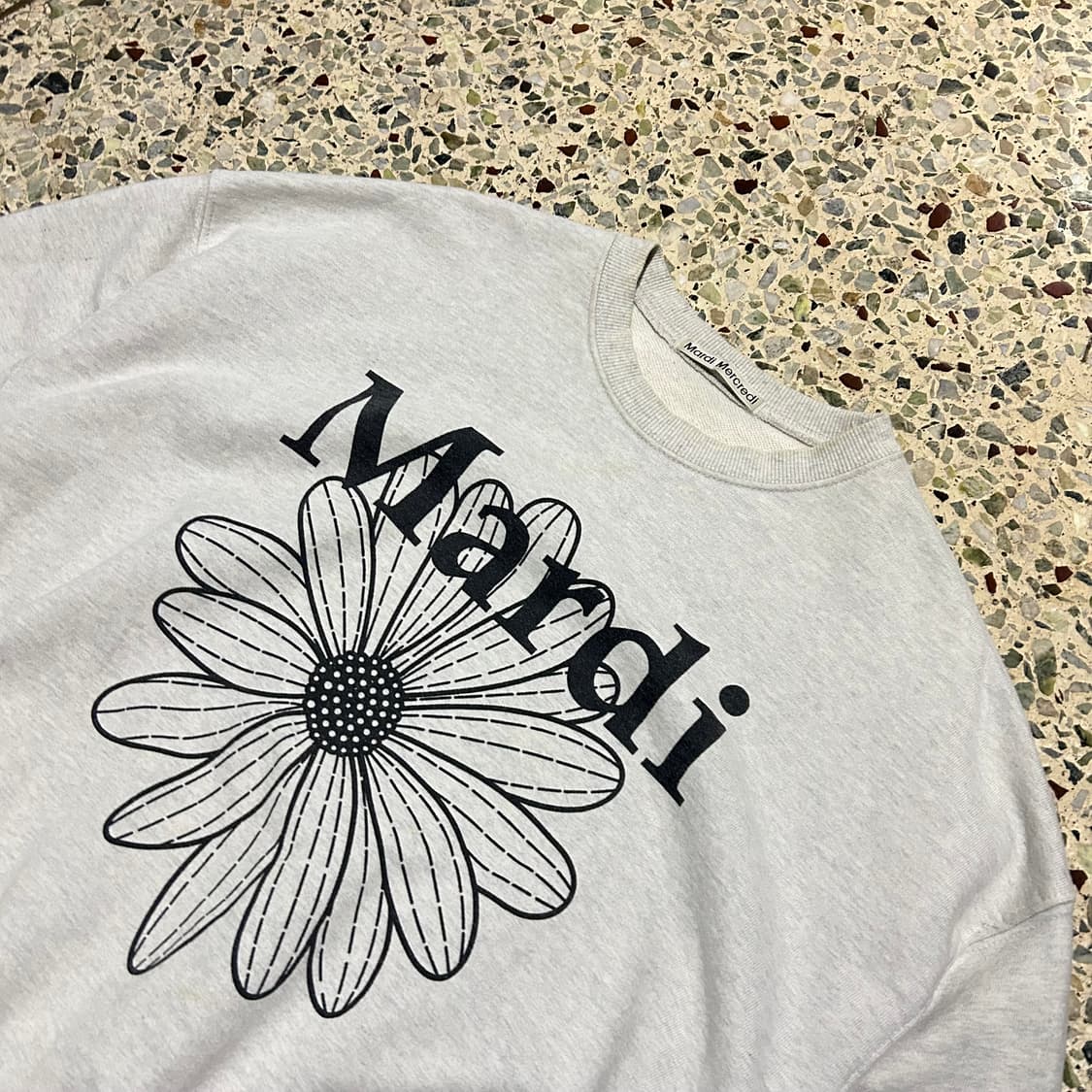 마르디 메크르디(Mardi Mercredi)그레이 플라워 맨투맨 상품이미지2