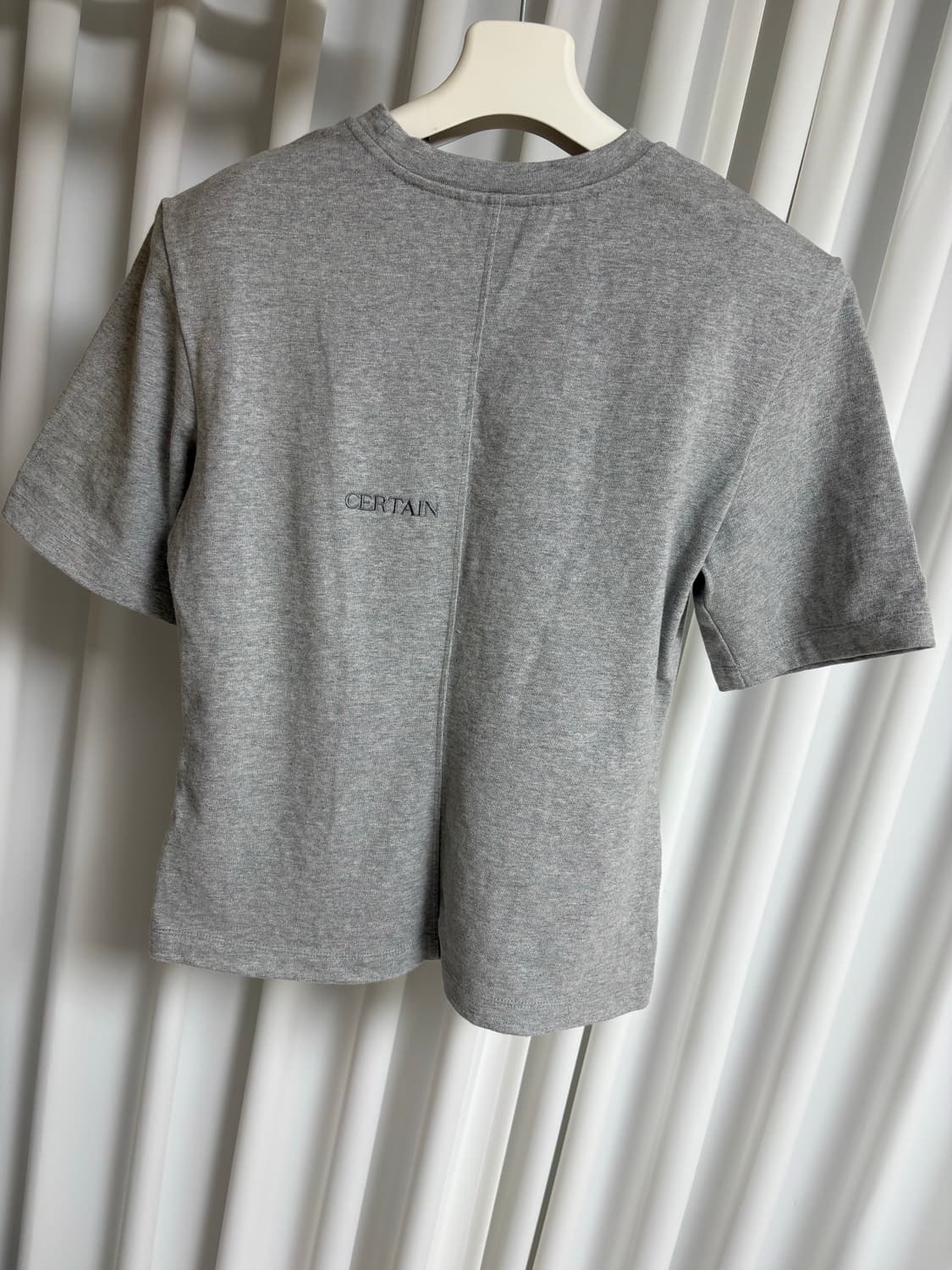 CERTAIN(매그제이) 로고 패드 티셔츠 - 그레이 상품이미지2
