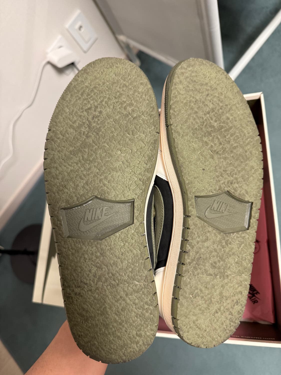 나이키 에어조던 1 트래비스 스캇 미디움 올리브 280 상품이미지7