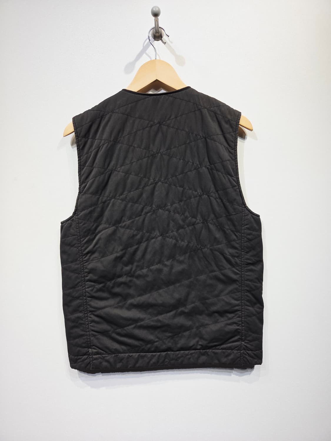 시리즈(series;) 기하학 퀼팅 패딩 베스트 다크그레이 상품이미지6