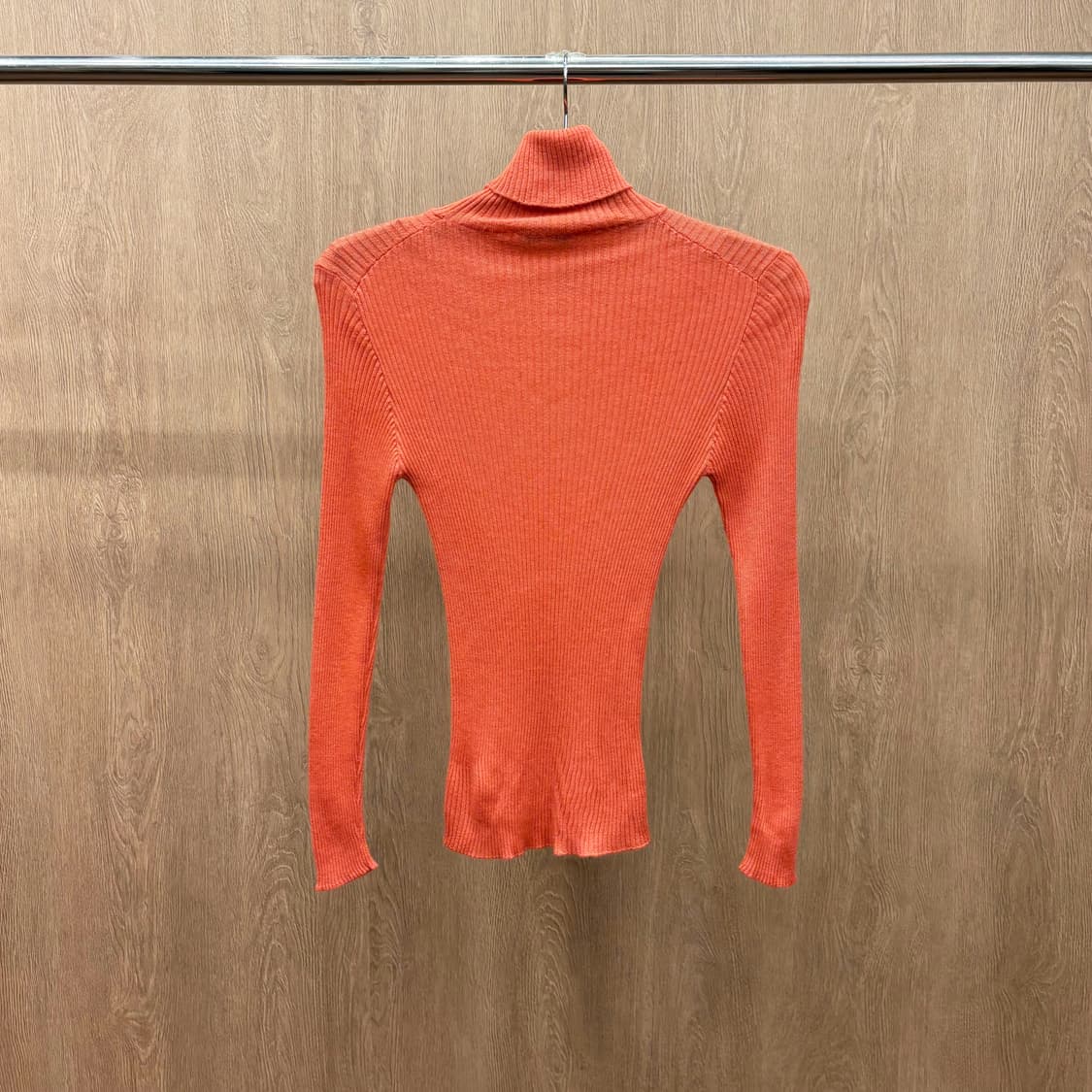 에르노 슬림핏 터틀넥 긴팔 니트 세로 리브 조직 내추럴 커팅 디테일 코랄 상품이미지3