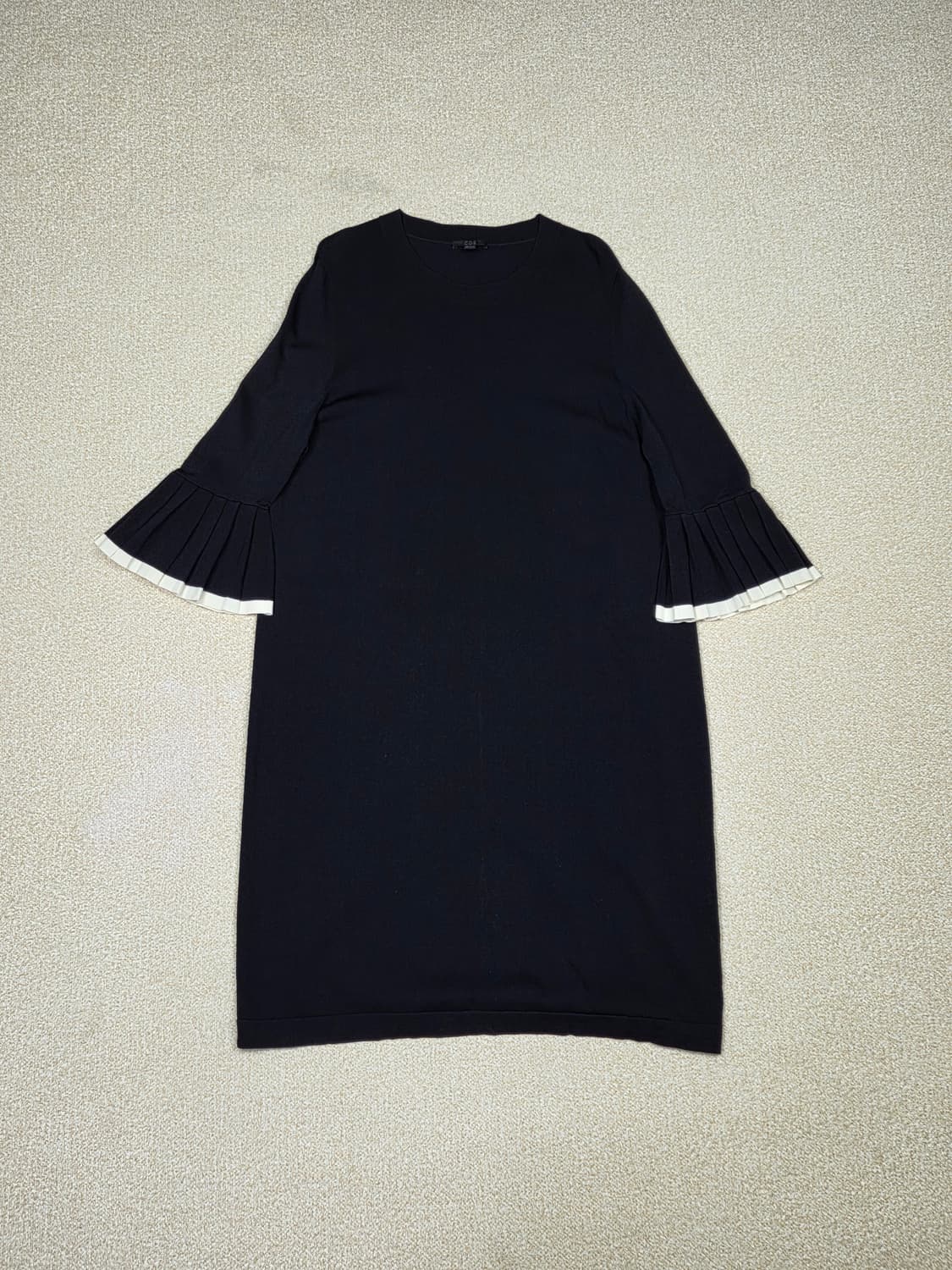 [COS] 플리츠 소매 배색 니트 원피스 | A00163 상품이미지1