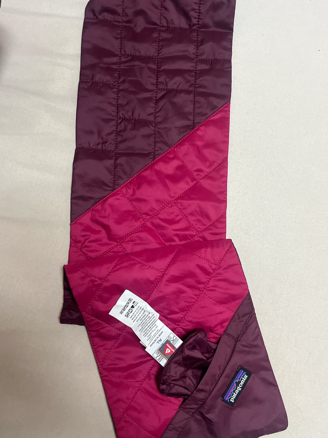 파타고니아 경량패딩 목도리 버건디 상품이미지5