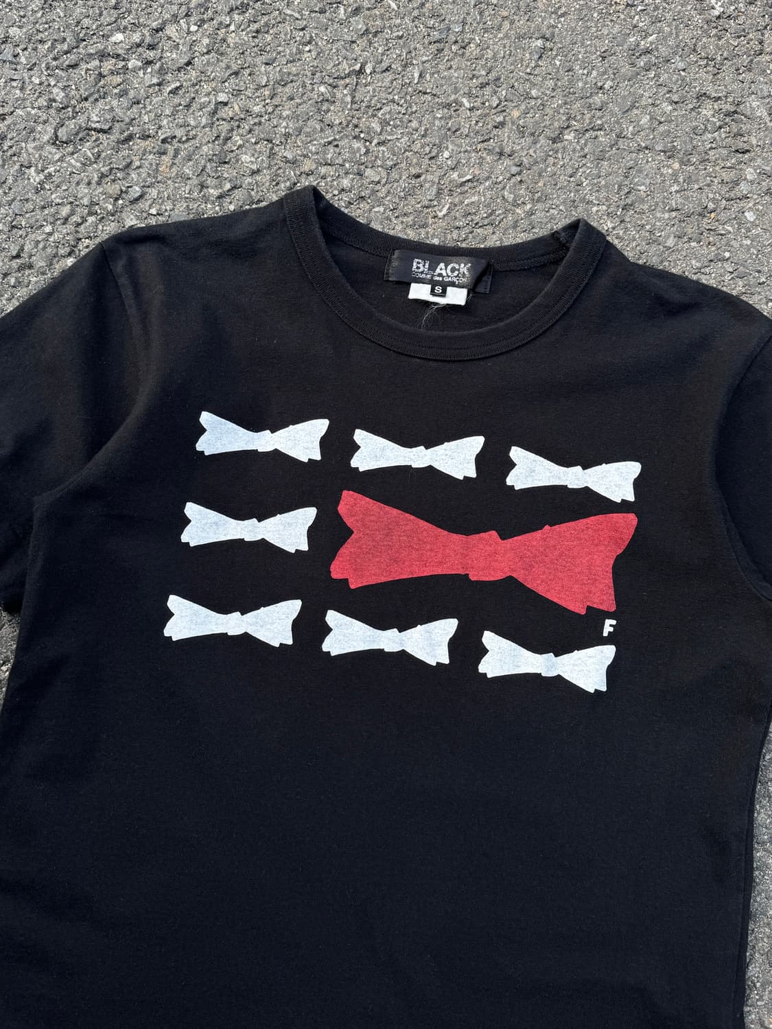 꼼데가르송 블랙 리본 반팔티셔츠  상품이미지3