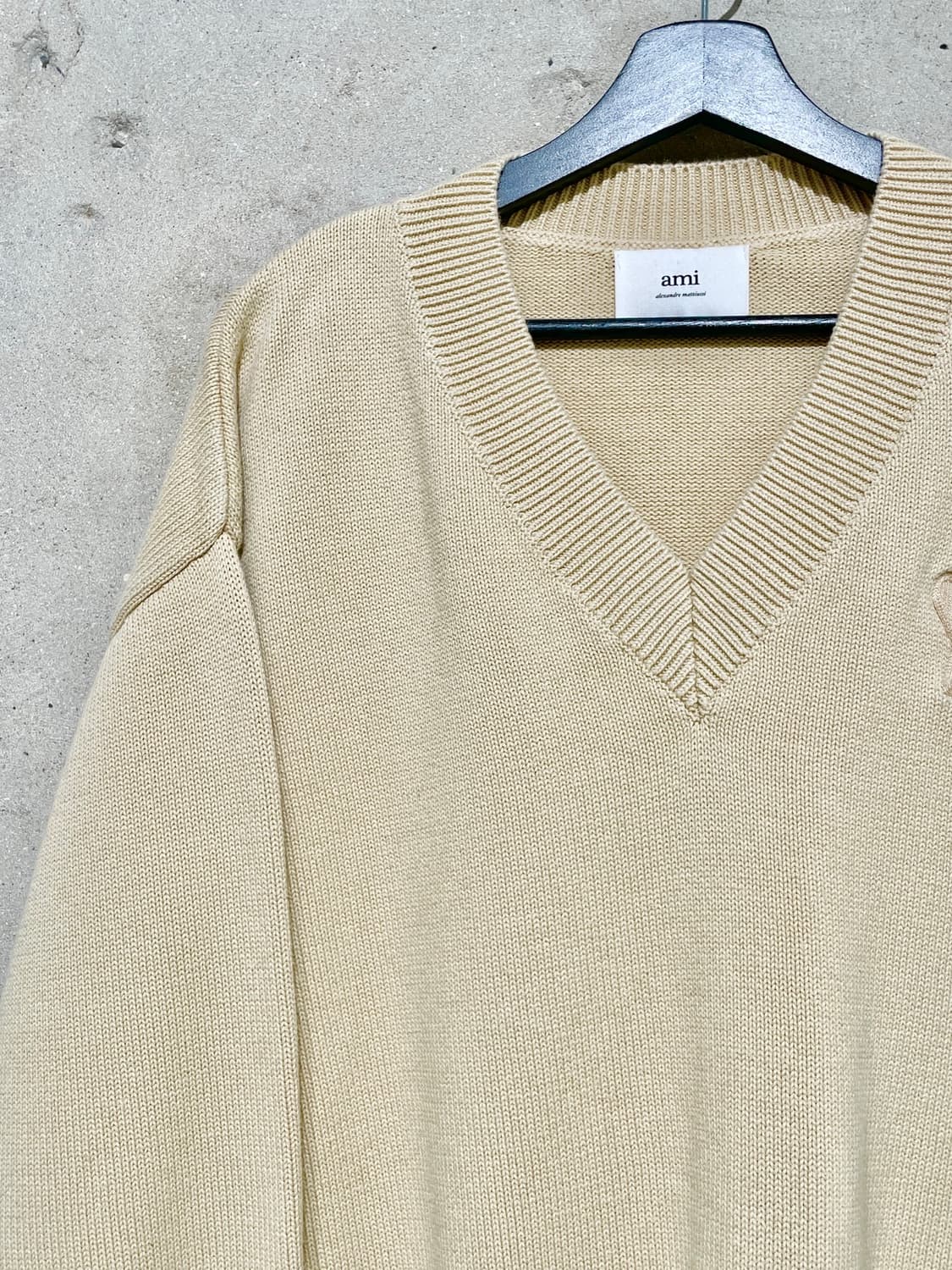 아미 베이지 하트 로고 V넥 스웨터 상품이미지2