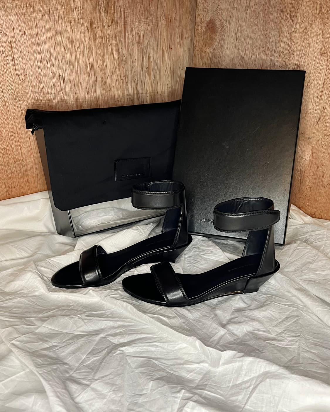 알렉산더왕 블랙 레더 앵클 커프 웨지 샌들 상품이미지1