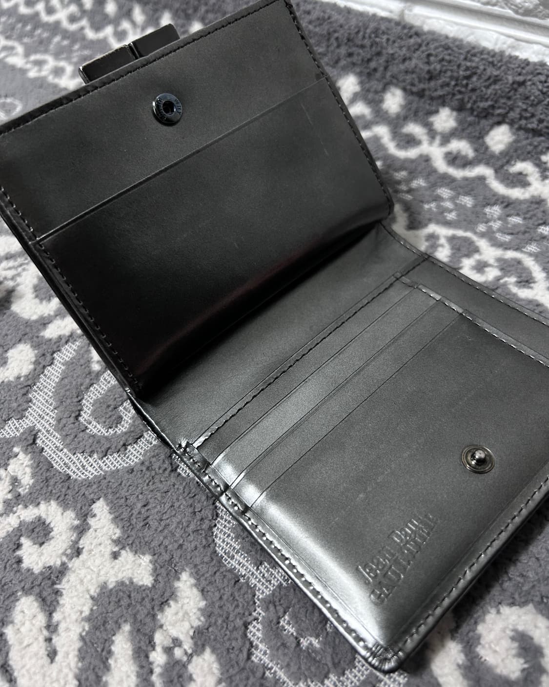 장폴고티에 메탈릭 실버 로즈 지갑 상품이미지6