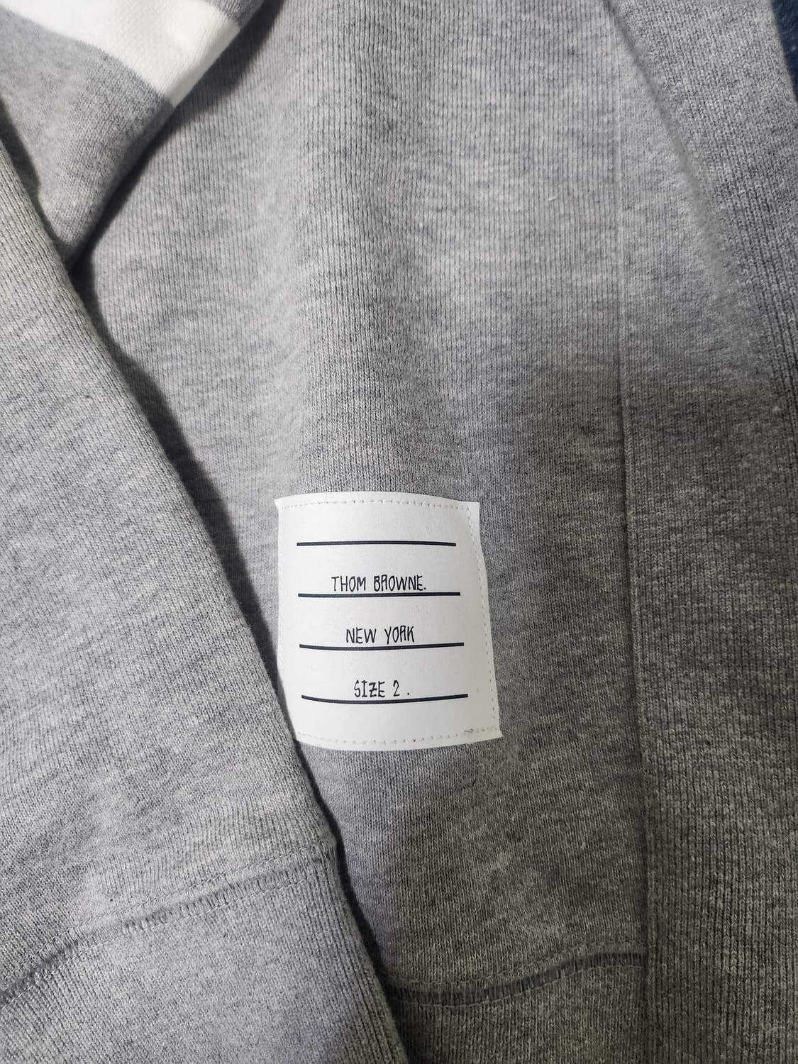 톰브라운 엔지니어드 사선 스웨트셔츠 라이트 그레이 상품이미지2