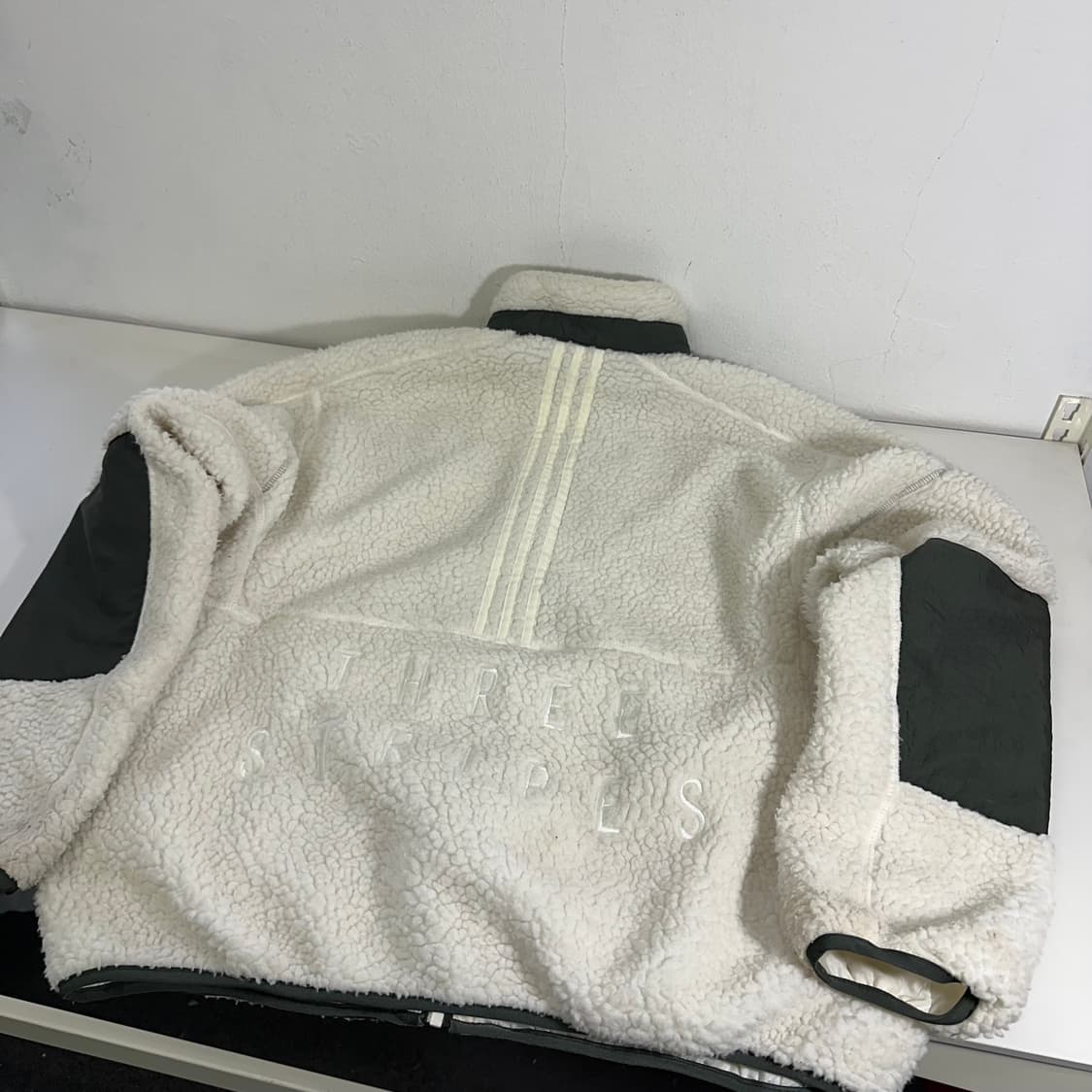 L 아디다스 화이트 백로고 뽀글이 후리스 상품이미지1