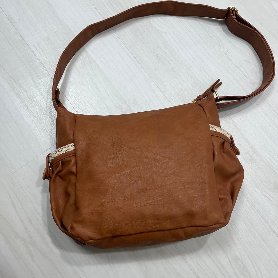 모리 가방 레이스 리본 가죽 브라운 크로스백 상품이미지3