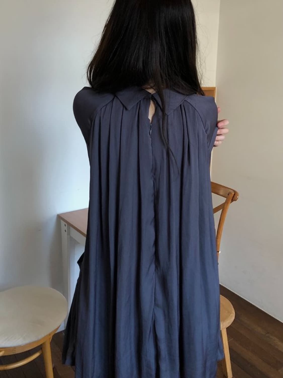 플로우 셔링 원피스 차콜 상품이미지3