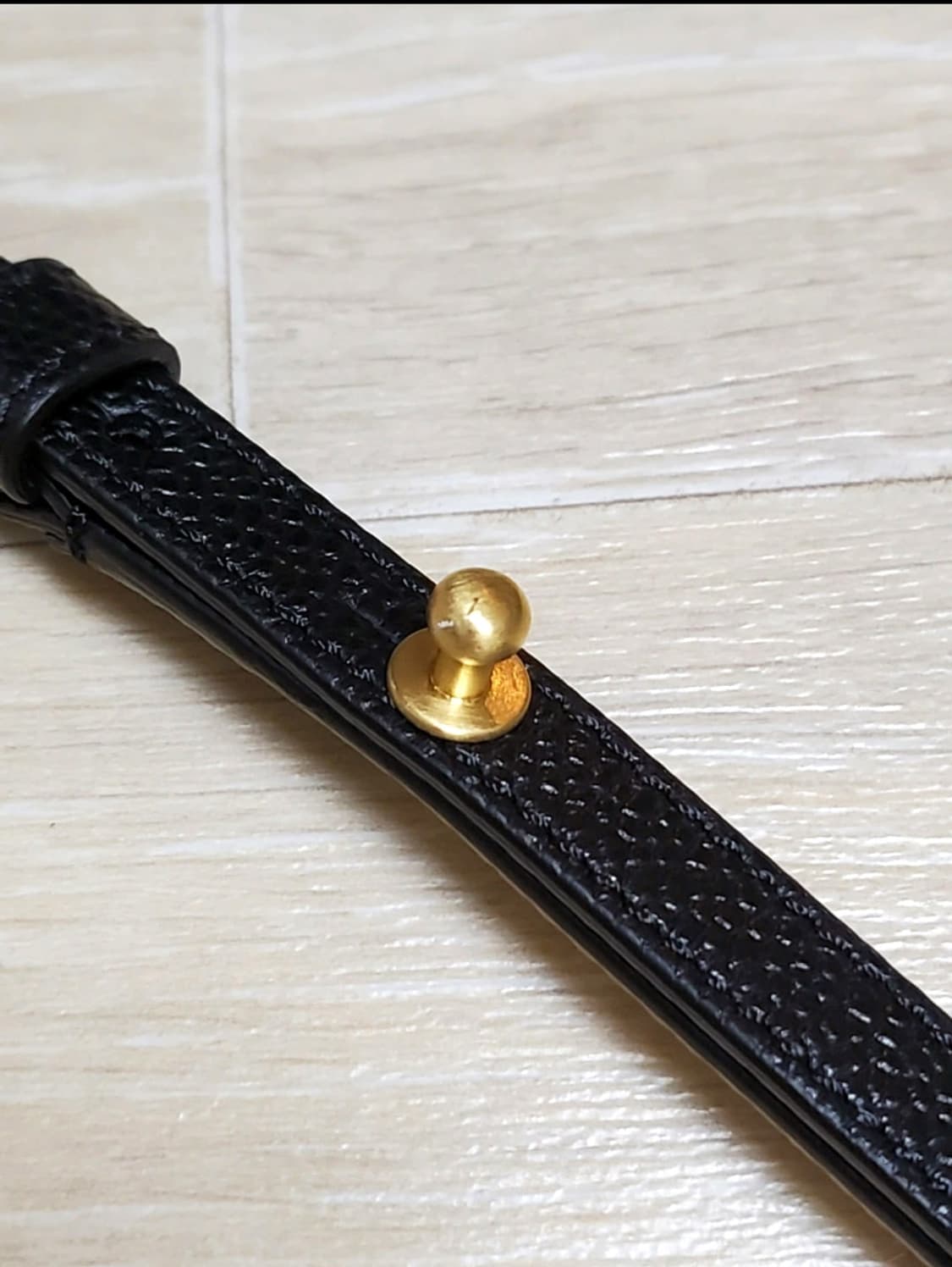 톰브라운 페블 레더 미니 파우치 위드 숄더 스트랩 상품이미지8