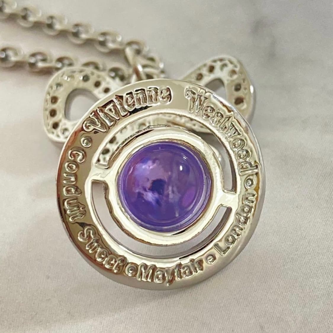 비비안웨스트우드 퍼플 크리스탈 리본 3d orb 팬던트 목걸이 상품이미지3