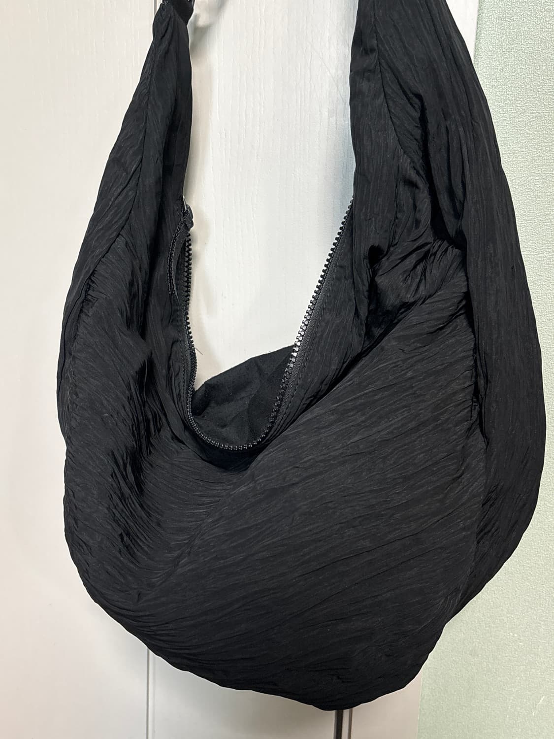 COS 코스 나일론 크로스바디 백 블랙 상품이미지1