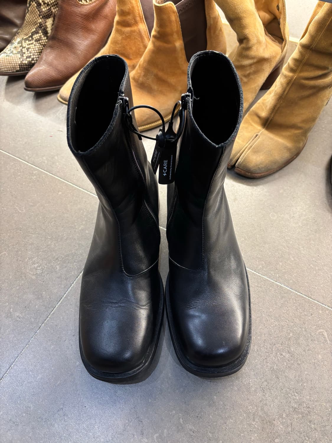 아워레가시 카미온 블랙 42 팝니다 상품이미지1