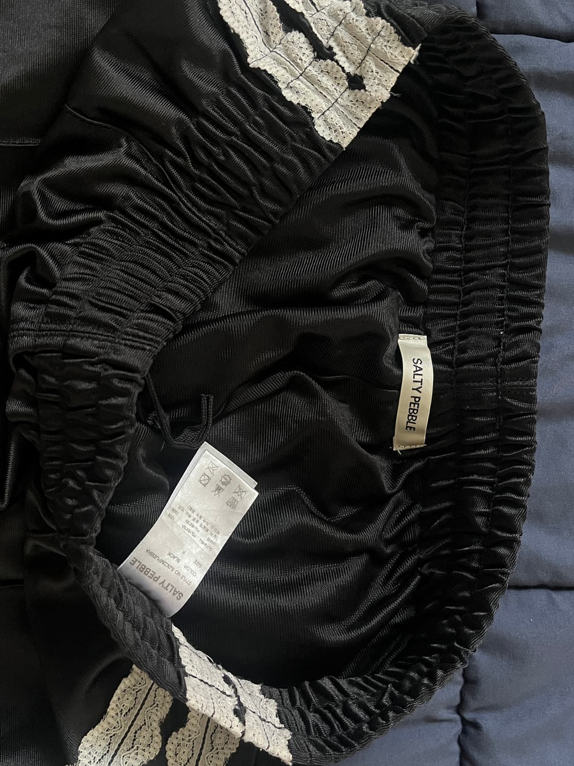 솔티페블 글로시 레이스 트랙 팬츠 블랙 상품이미지5