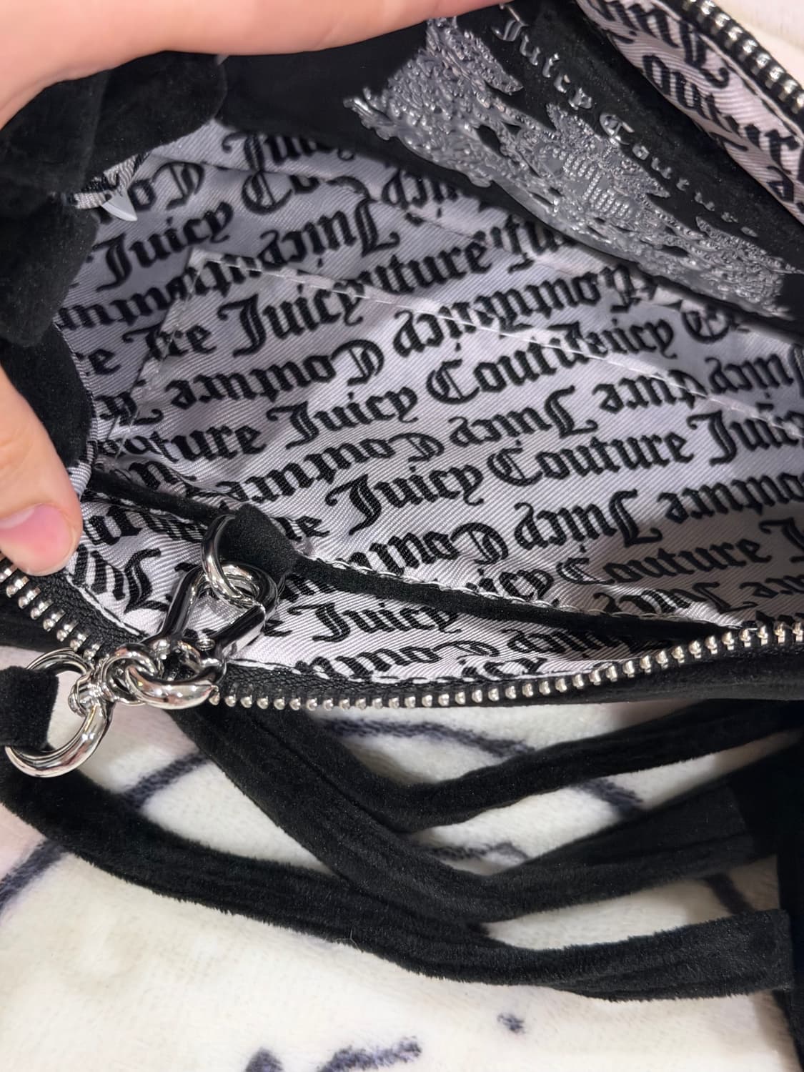 [신상✨프리뷰세일] 쥬시꾸뛰르 벨벳 블랙 숄더백/크로스백 상품이미지4