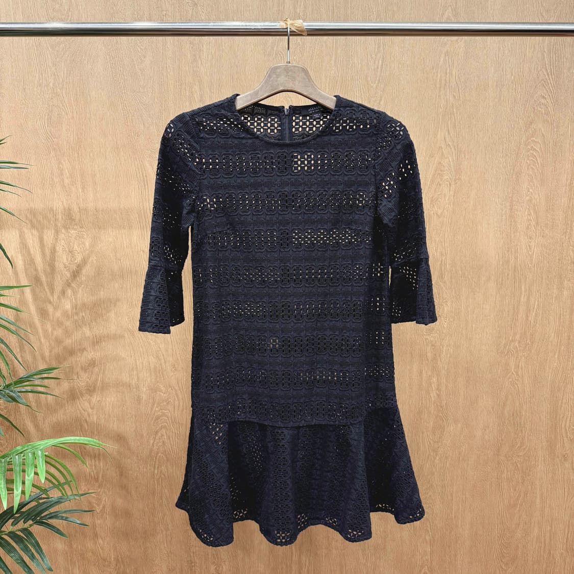 올세인츠 아일렛 레이스 플레어 원피스 스캘럽 패턴 시스루 디테일 블랙 상품이미지1