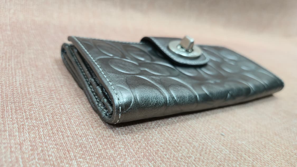 코치 양각 시그니처 C 패턴 건메탈 실버 턴락 코치 지갑 상품이미지3