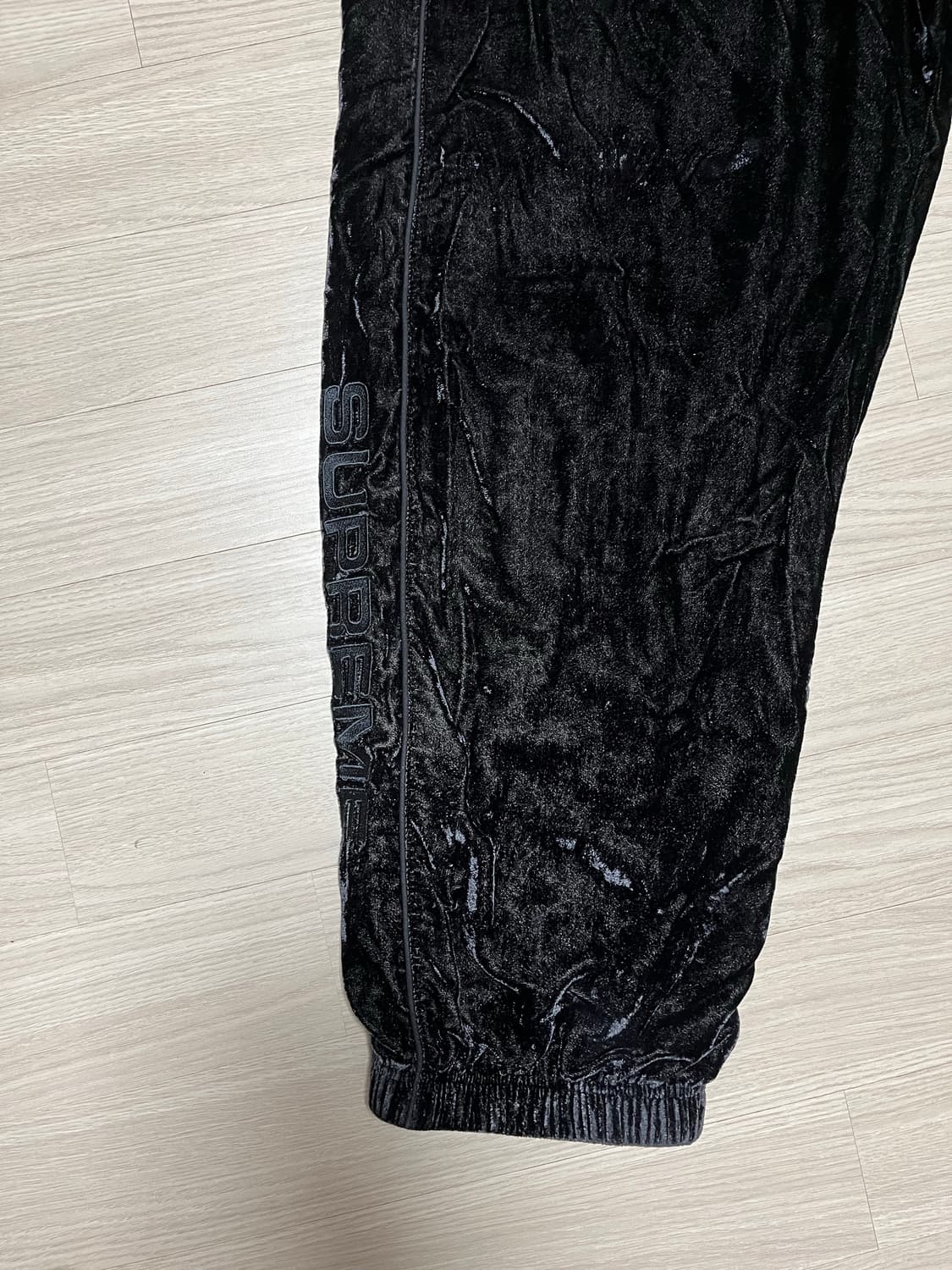 23fw 슈프림 벨벳 트랙 팬츠 상품이미지2