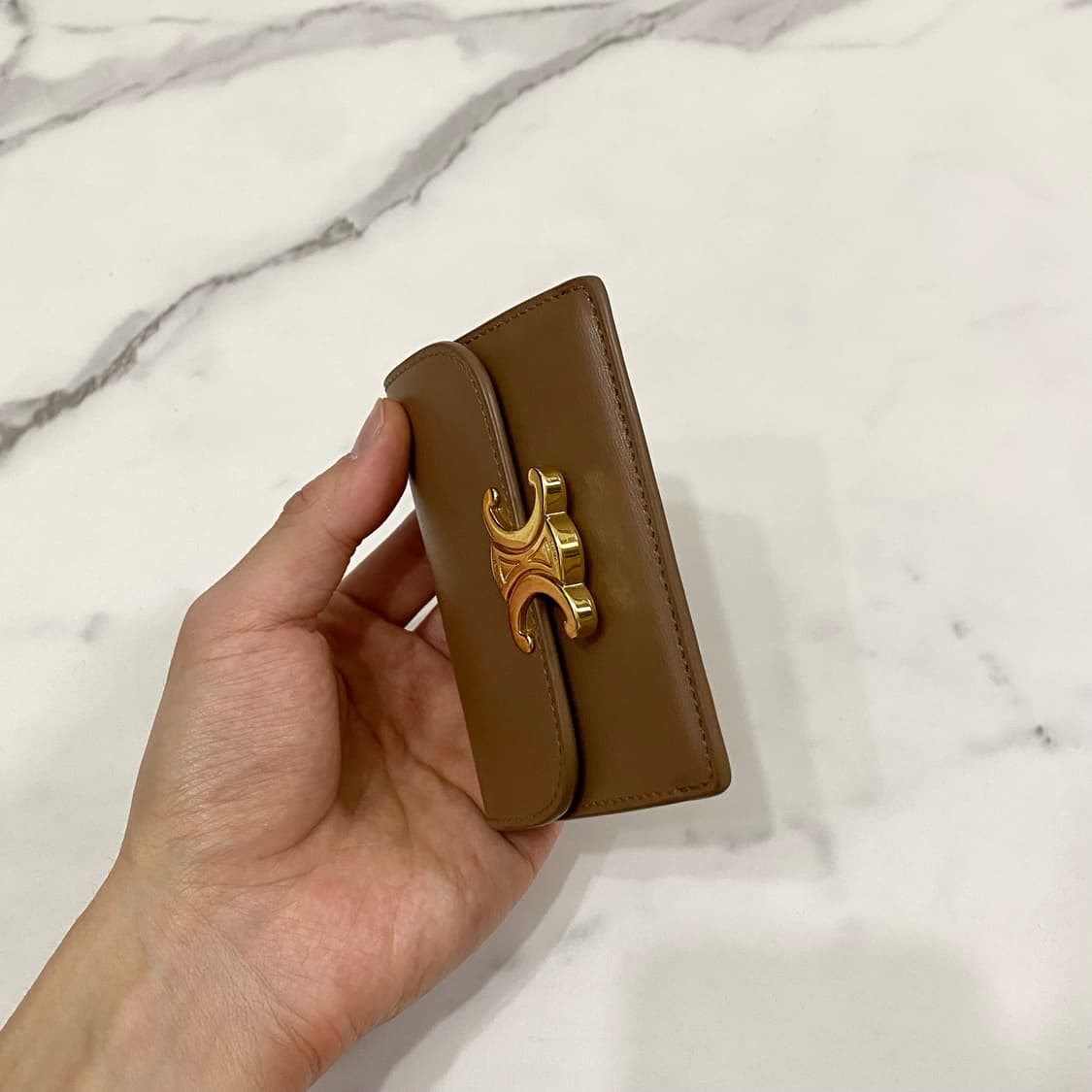 셀린느 카프스킨 플랩 카드 지갑 베이지 브론즈 10I583DPV-18BU 상품이미지4