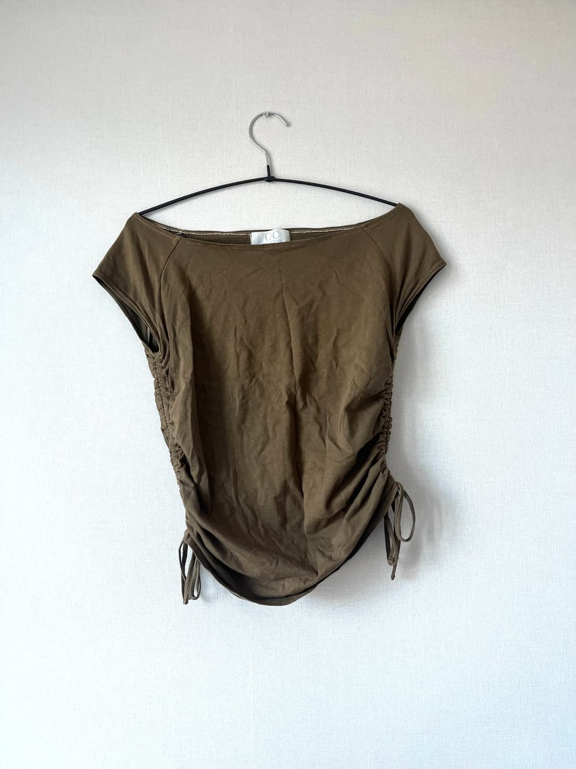 COUP DE CHANCE 카키 셔링 탑 상품이미지1